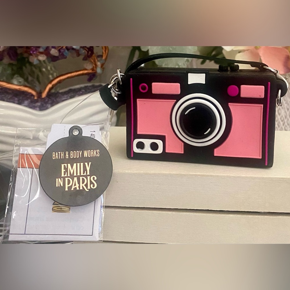🆕📷 BATH & BODY WORKS EMILY IN PARIS  “VINTAGE CAMERA” POCKETBAC HOLDER. NEW! - Picture 2 of 10